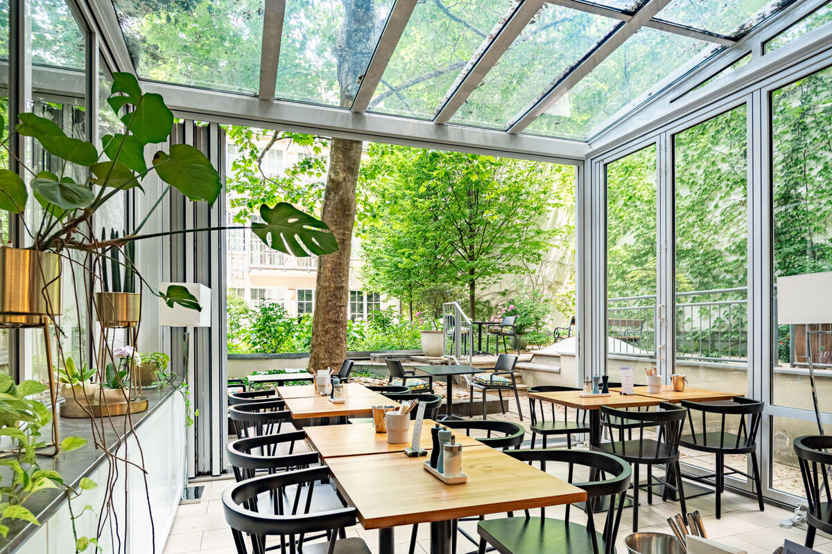 Breakfast room of Boutique Hotel Spiess & Spiess in the conservatory overlooking the garden area