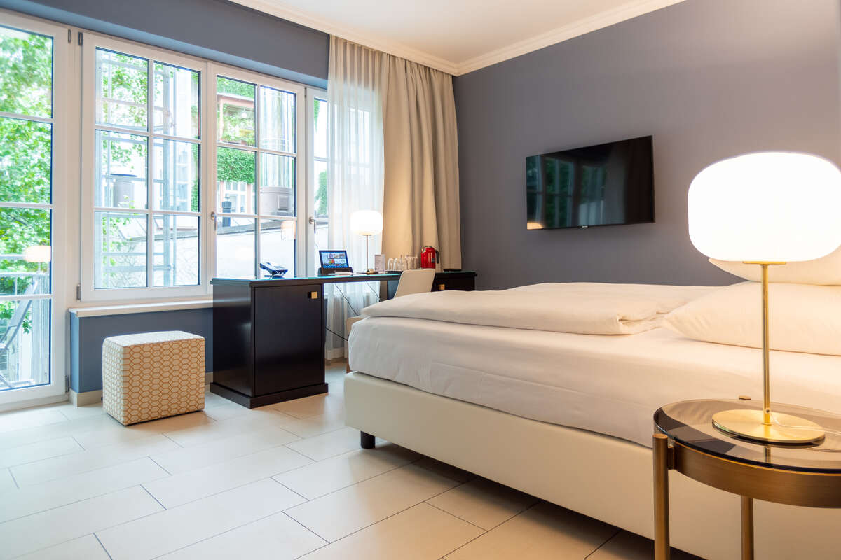 Garden Suite Masterbedroom with Desk and Garden View