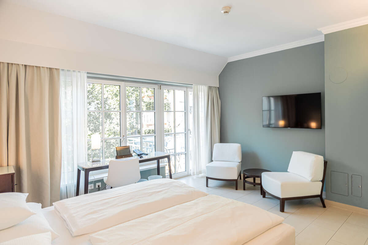 Junior Suite con vista sul giardino - Camera da letto con salottino e scrivania